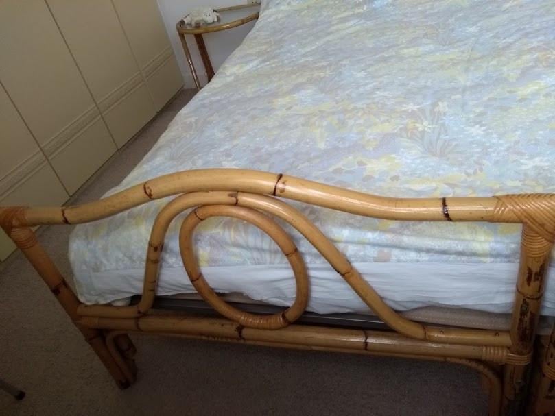 Rotan ledikanten met nachtkastjes