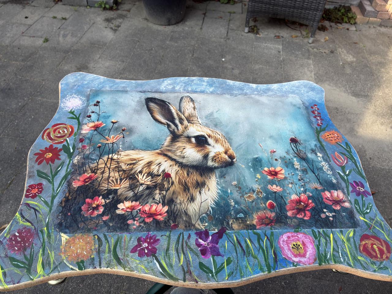 Uniek tafeltje met konijn en bloemen