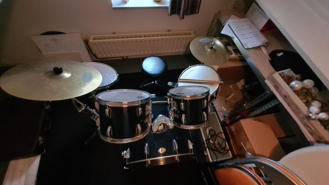 TAMA drumstel inclusief accessoires.