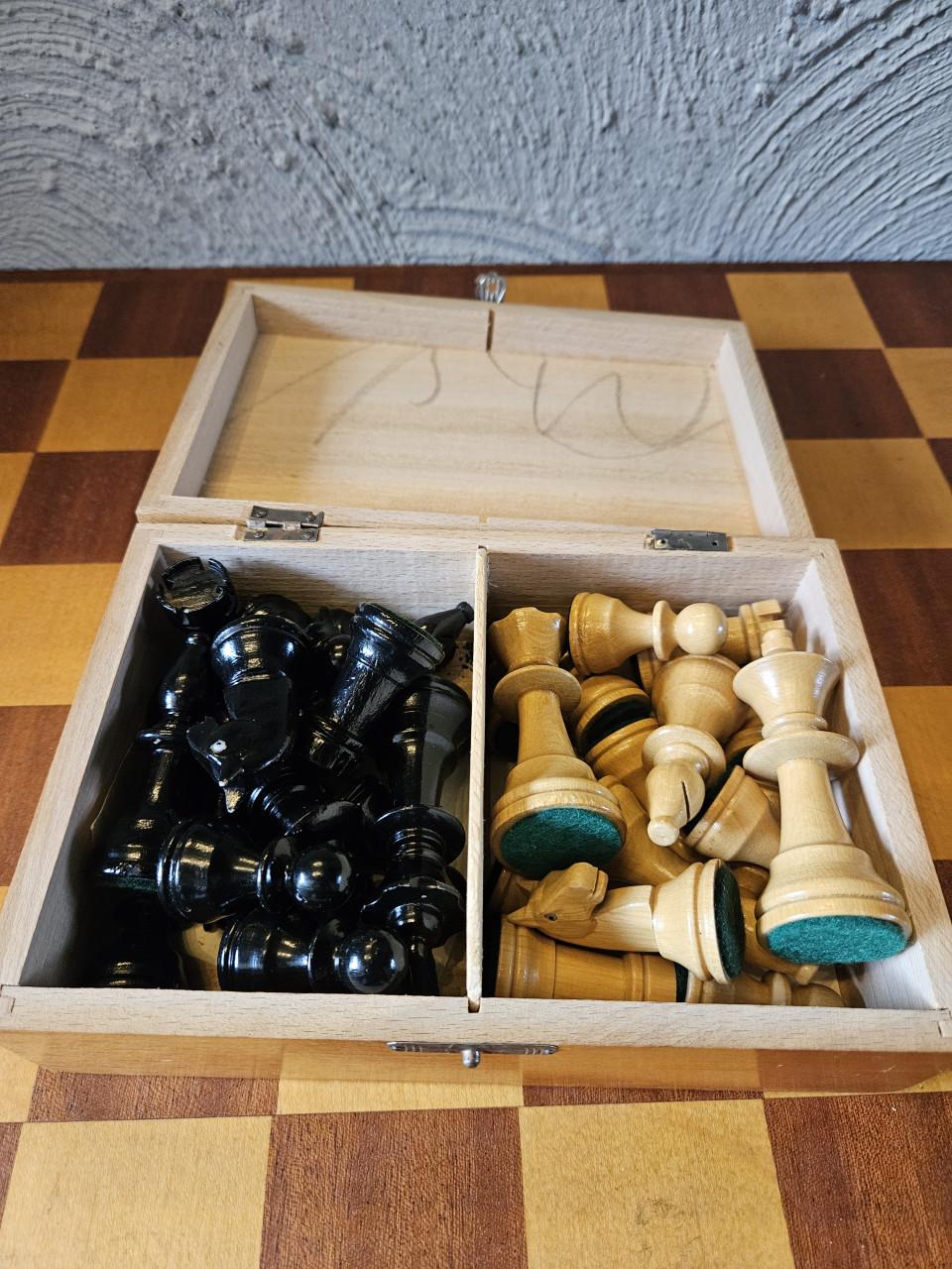 Vintage groot schaakspel met houten bord en Schaakstukken