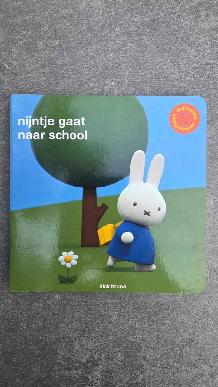 🎈Kartonnen omkeerboek; Nijntje gaat naar school / Nijntjes sportdag.