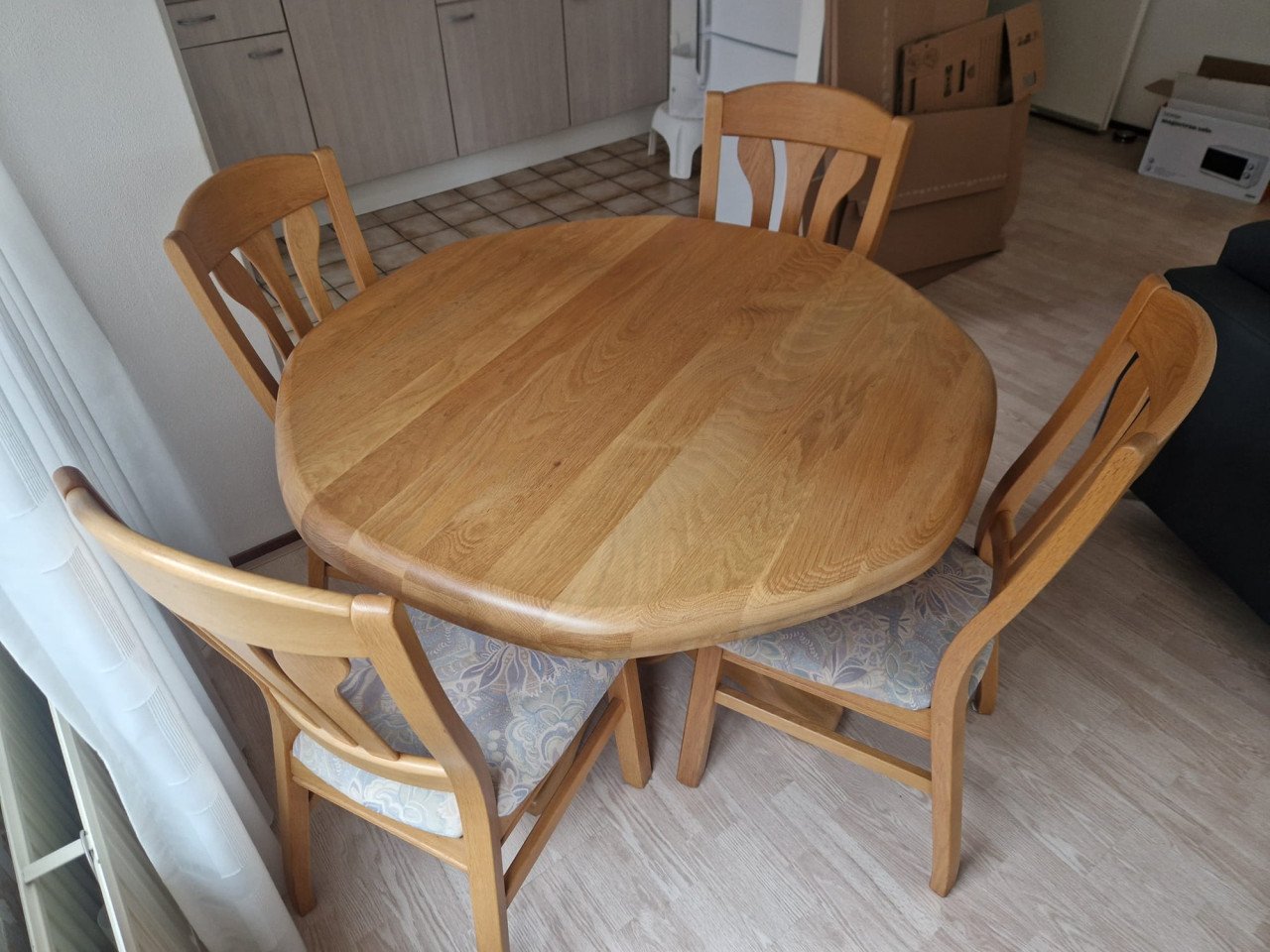 Eetkamertafel met 4 stoelen