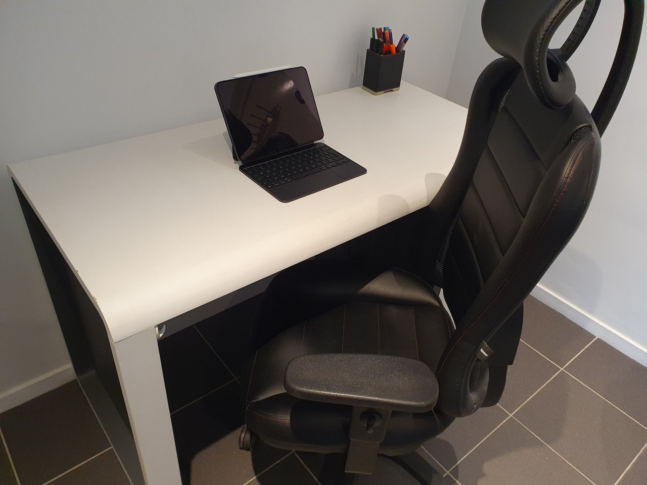 Bureau wit