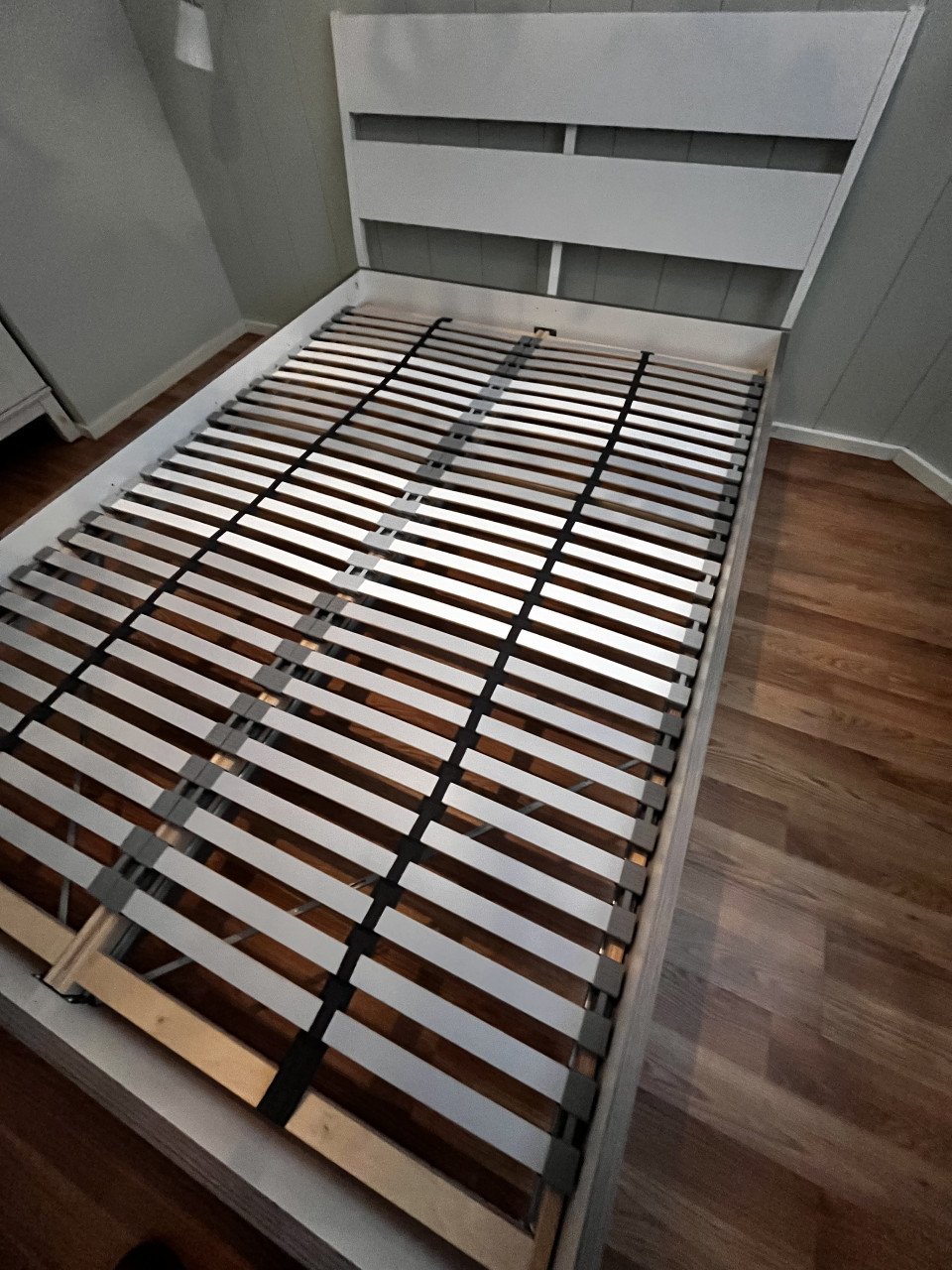Tweepersoonsbed, compleet met lattenbodems.