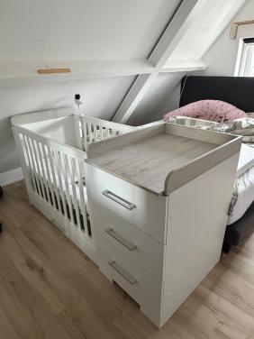 Babyledikant met vaste commode en kan aangepast worden naar doorgroeibed