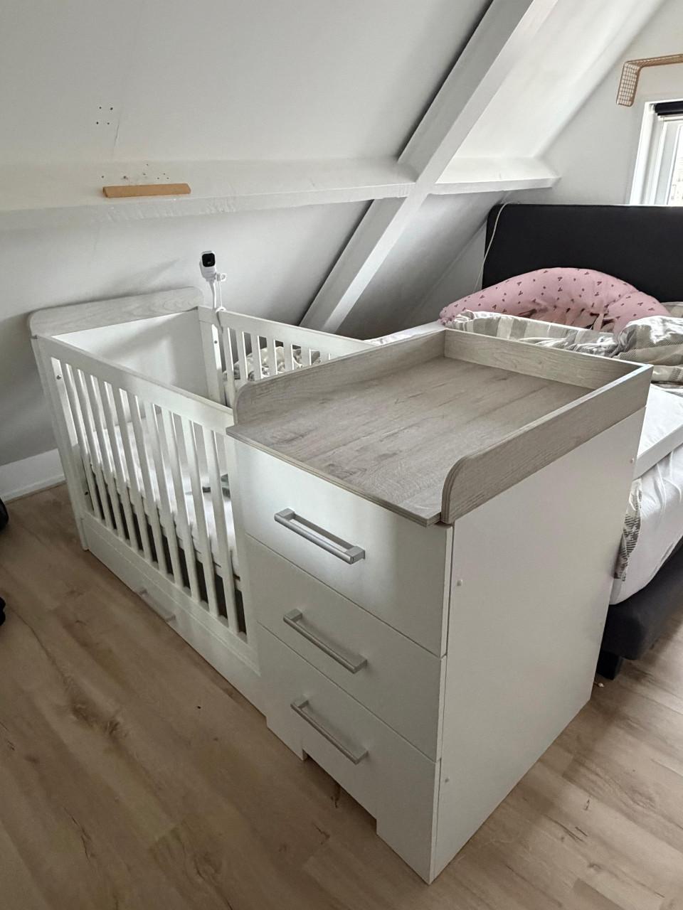 Babyledikant met vaste commode en kan aangepast worden naar doorgroeibed