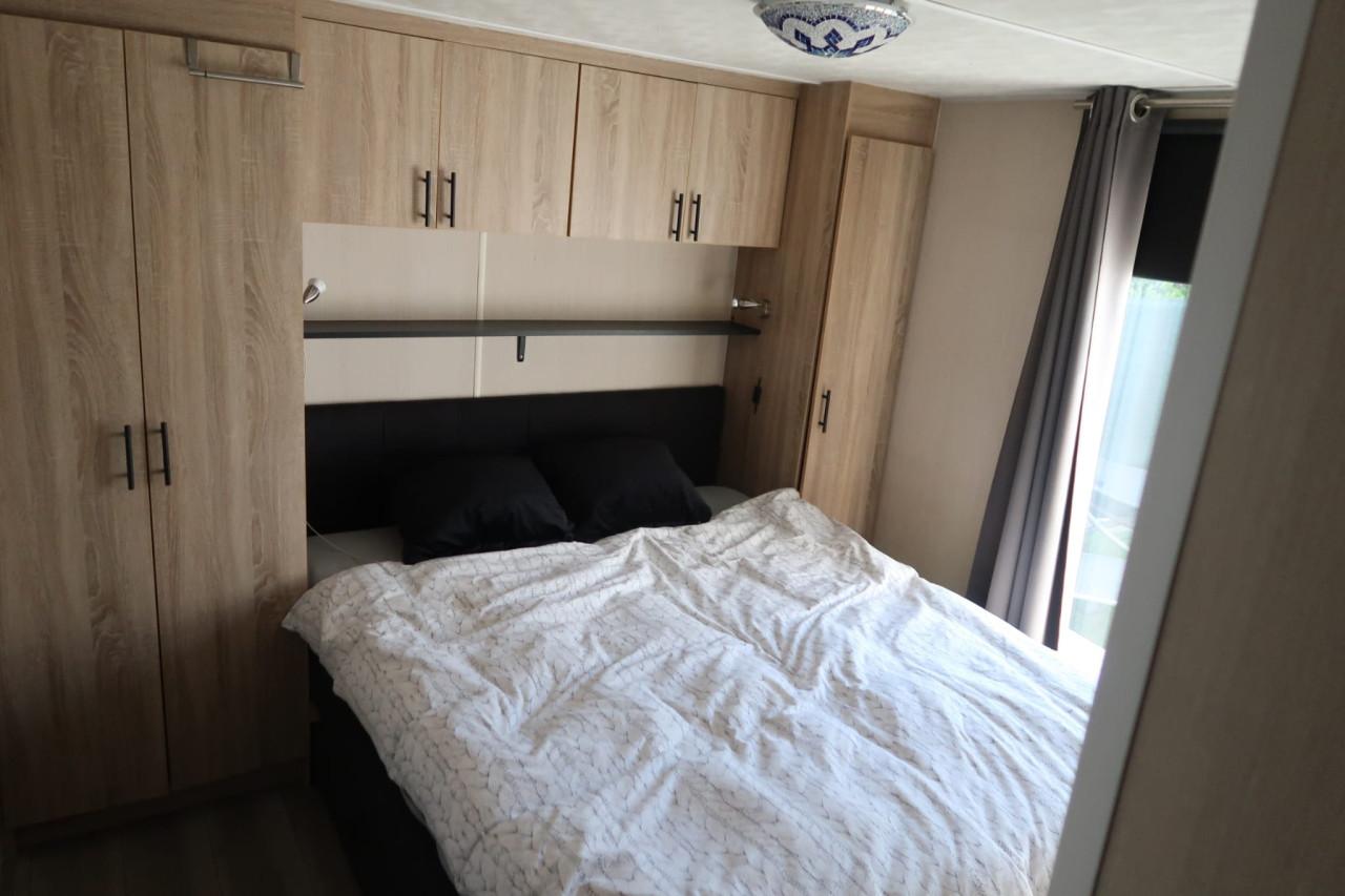 Chalet met serre te koop op ruime kavel Camping klein paradijs in Chaam
