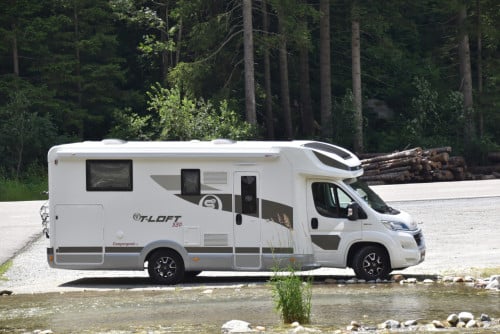 Te Koop: jonge half-integraal camper!