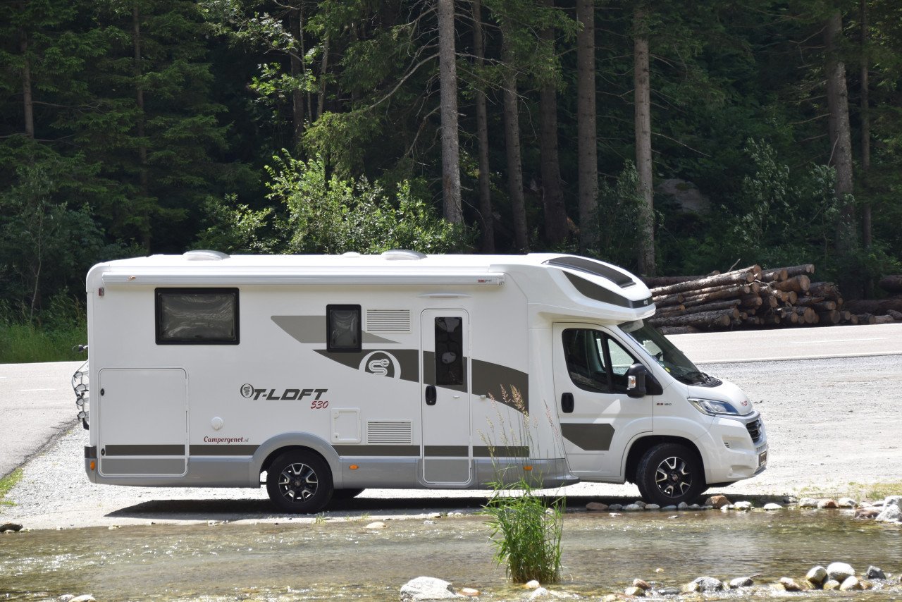 Te Koop: jonge half-integraal camper!