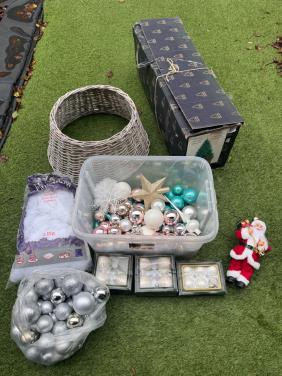 Kerstboom incl. mand en decoratie