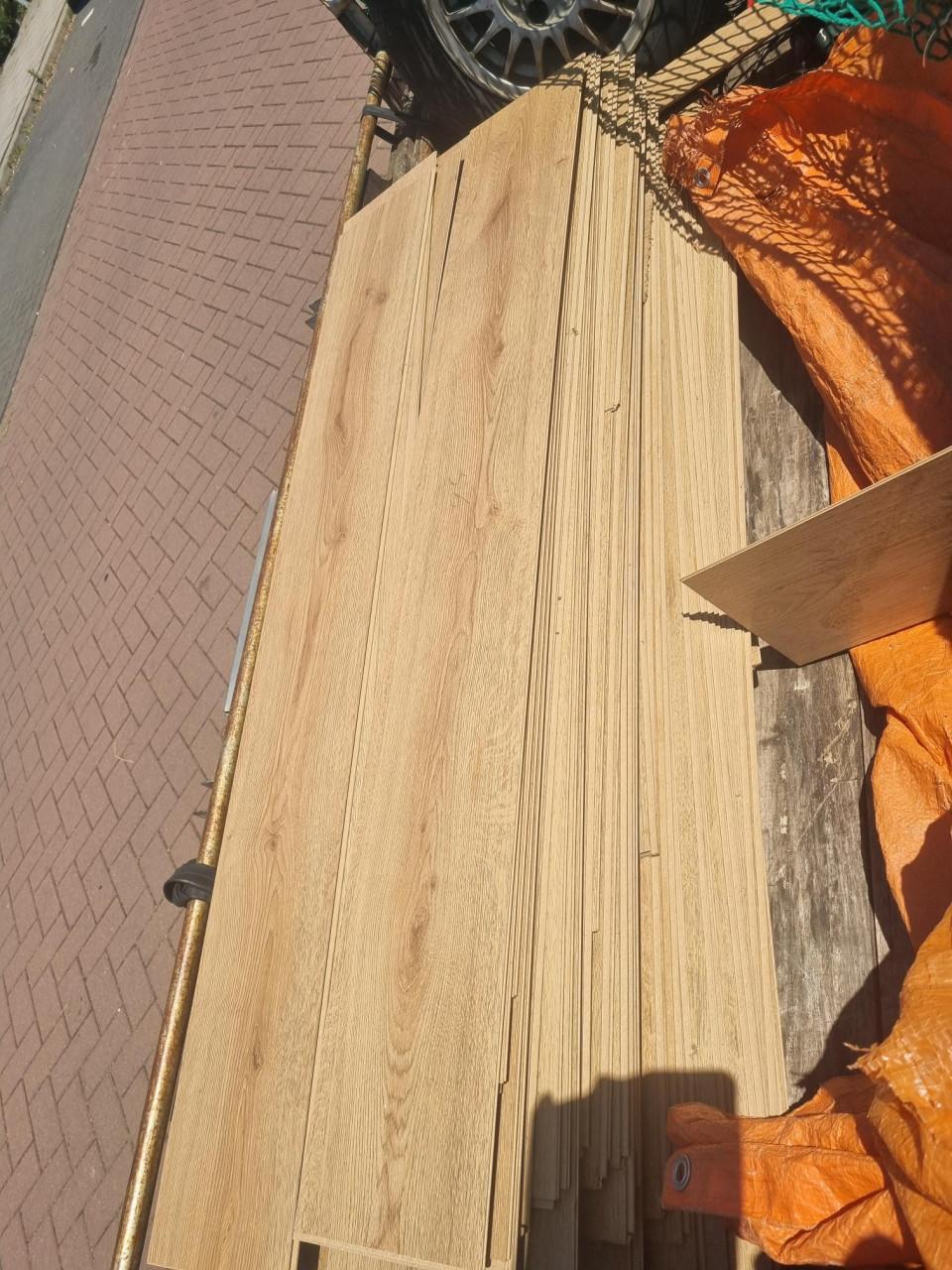 Klik Laminaat licht Eiken ca. 30 / 32 m2 met ondervloer.!