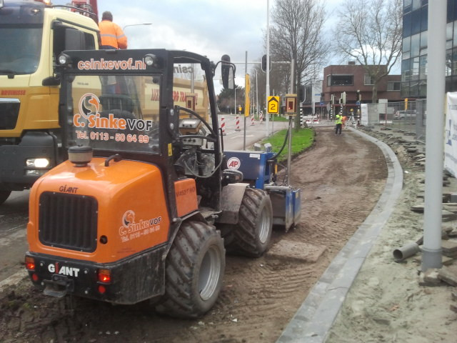 Te huur: Shovel, wiellader met schepbak, puinbak, vorken of veegborstel
