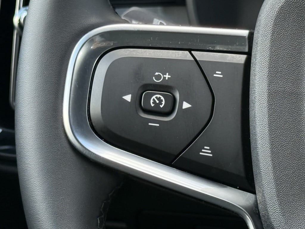 Volvo XC40 b4 197pk plus dark |adap.cruise| trekhaak | camera| elektrische