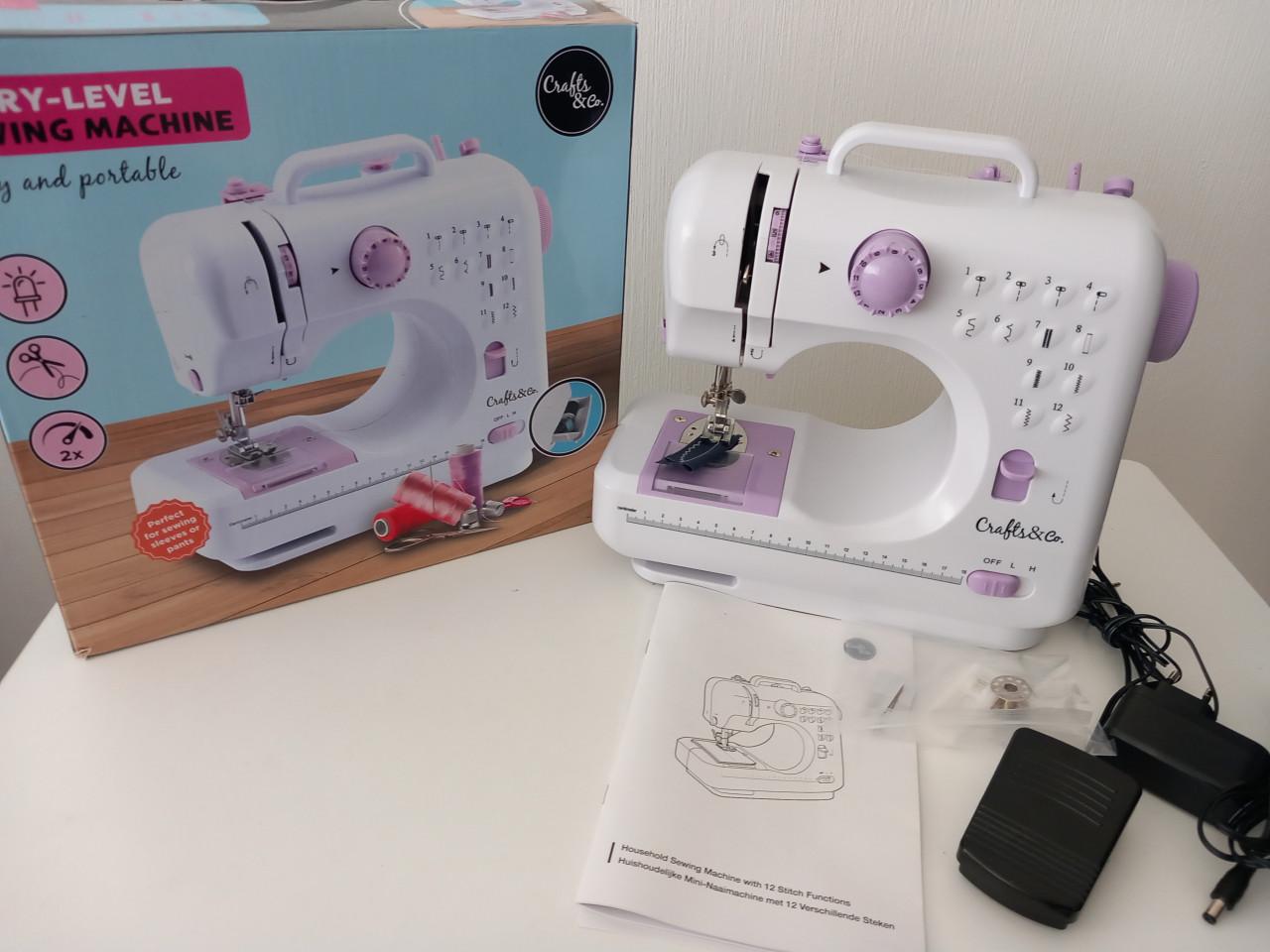 Kleine naaimachine +naaiset