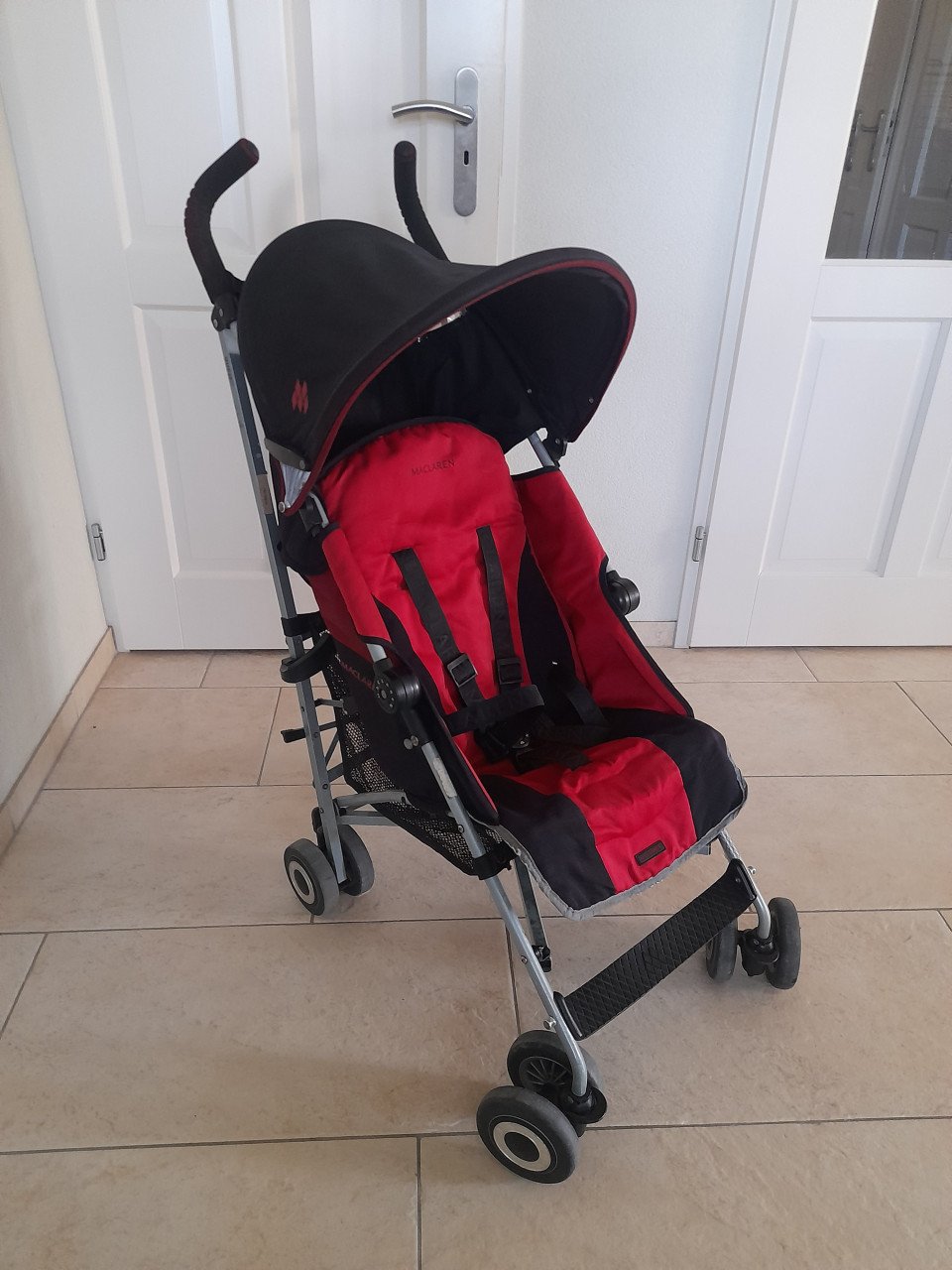 Maclaren  buggy (in goede nette staat ) met regenhoes