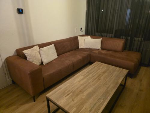 Mooie hoekbank / hoekzetel met chaise longue - cognac - zeer goede staat