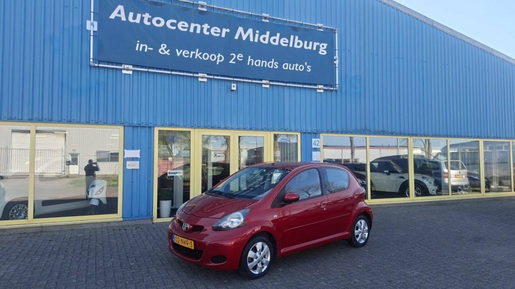 Toyota AYGO 1.0 12v Aspiration Red 5deurs bj:2010 airco leer apk 2027