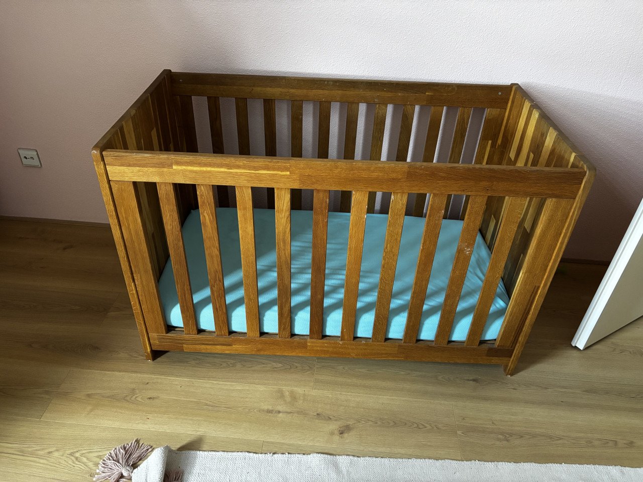 Degelijke houten Babykamer meubelset (ledikant, commode)