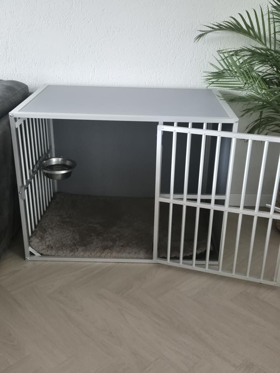 Stevige Hundos hondenbench maat L. Incl. verkleiner + drinkbak