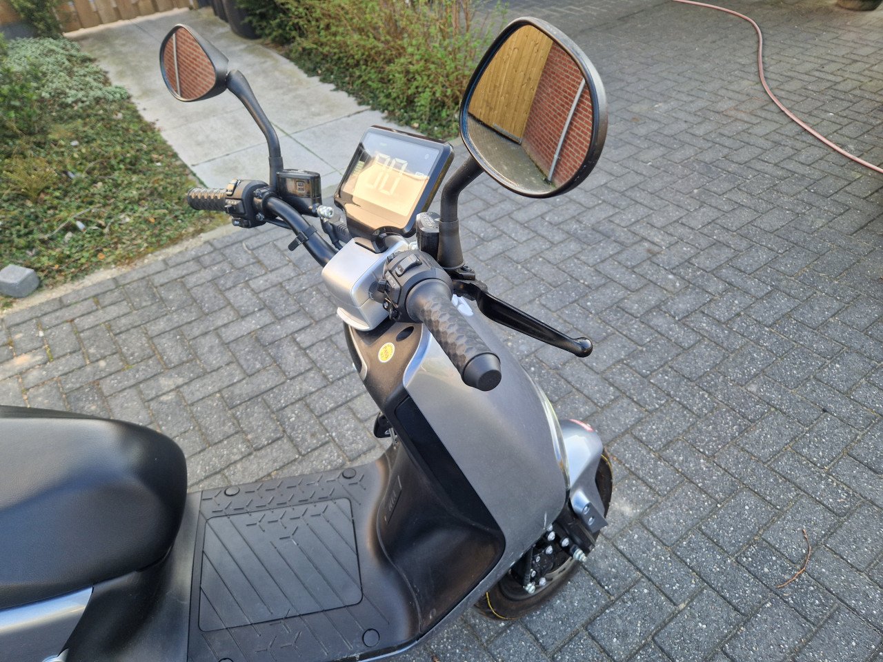 Yadea G5 Elek. Scooter 25 km/u Type Max 34 km/u. Teller 232 km