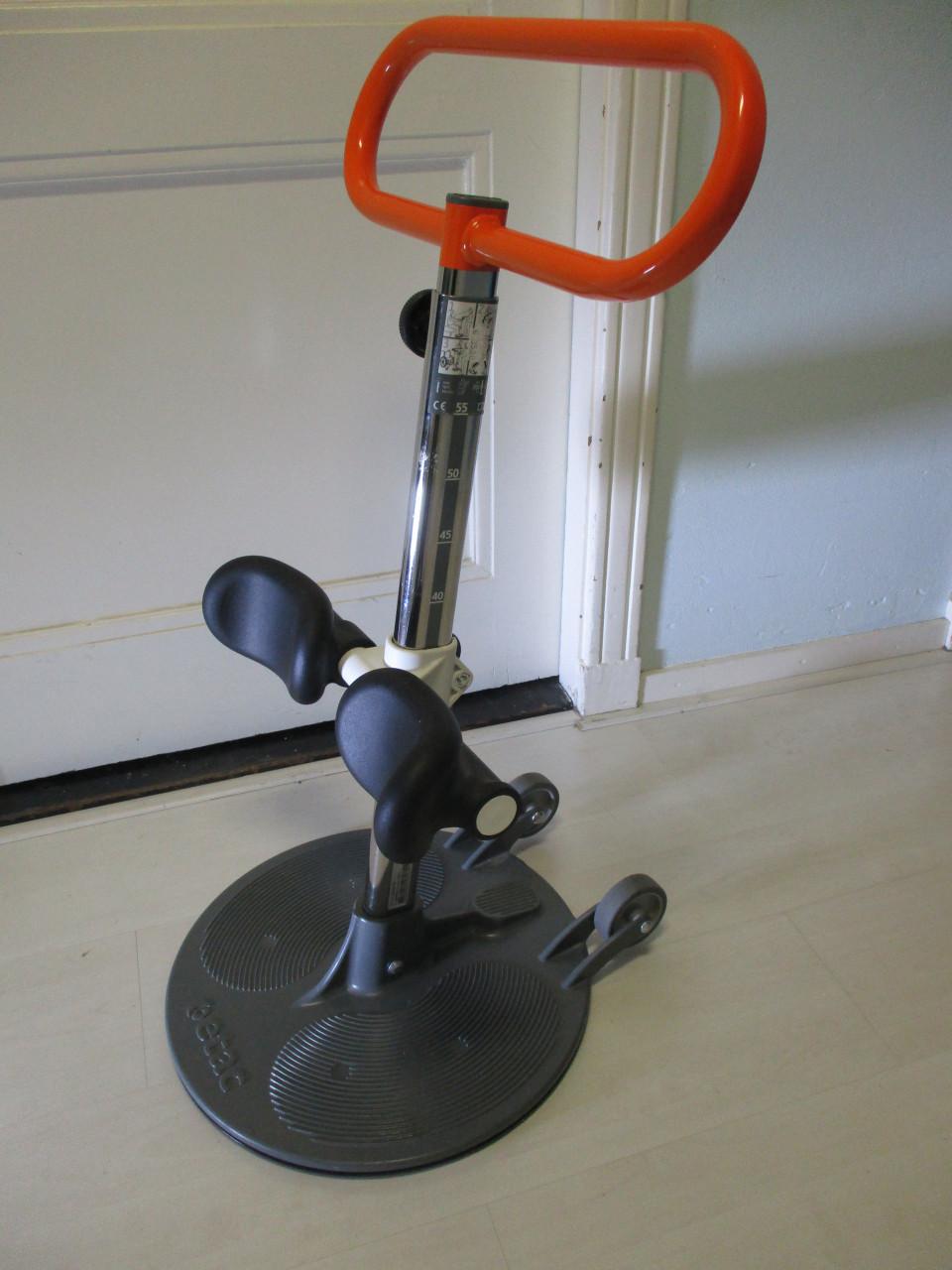 Etac sta op hulp voor tranfer van bed naar rolstoel naar stoel zie YOU TUBE