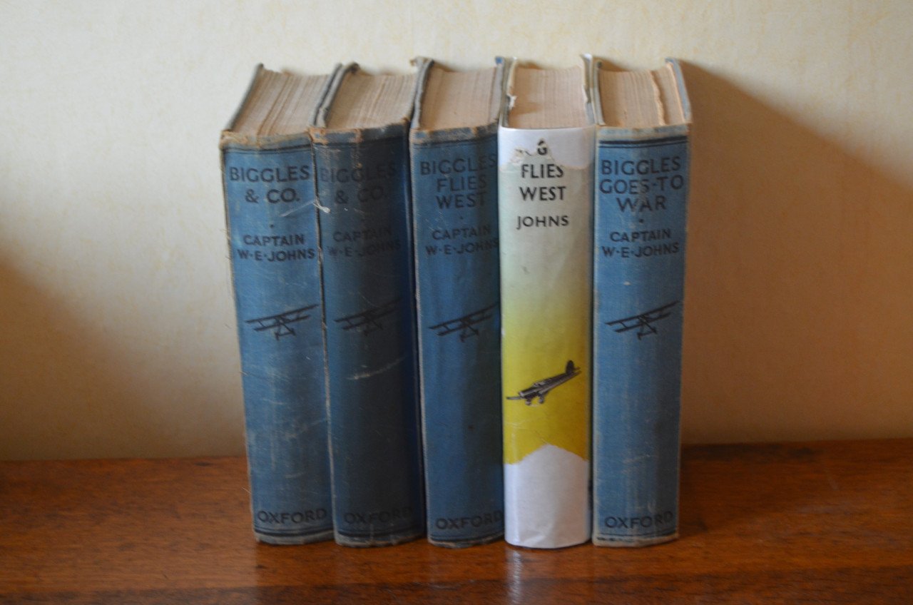 Diverse 'Pyramid' Biggles 80 - 90 jaar oud!