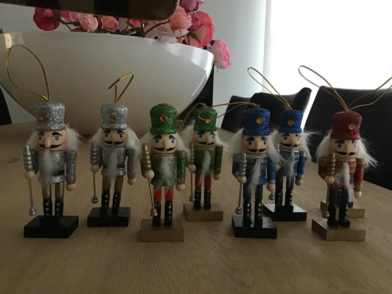 8 Notenkrakers, diverse kleuren