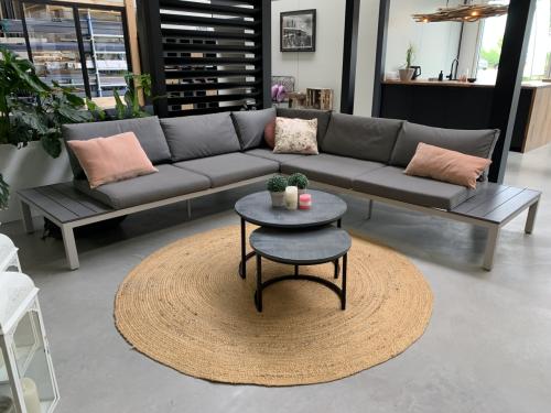 Alminium loungeset donker grijs met licht grijs, met tafels en kussens.