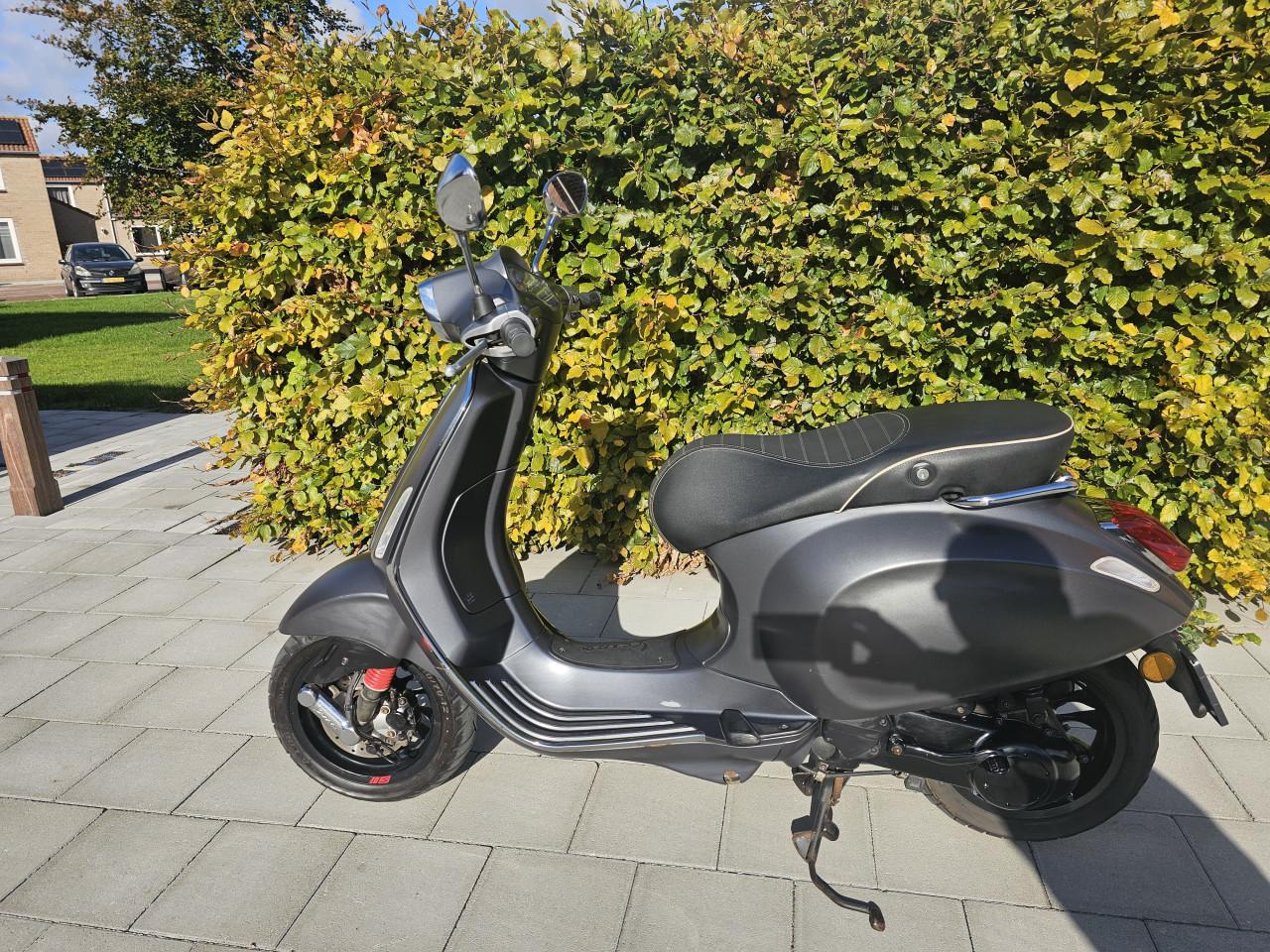Zeldzame Vespa Sprint 2takt bj 2017 met maar 11000 km