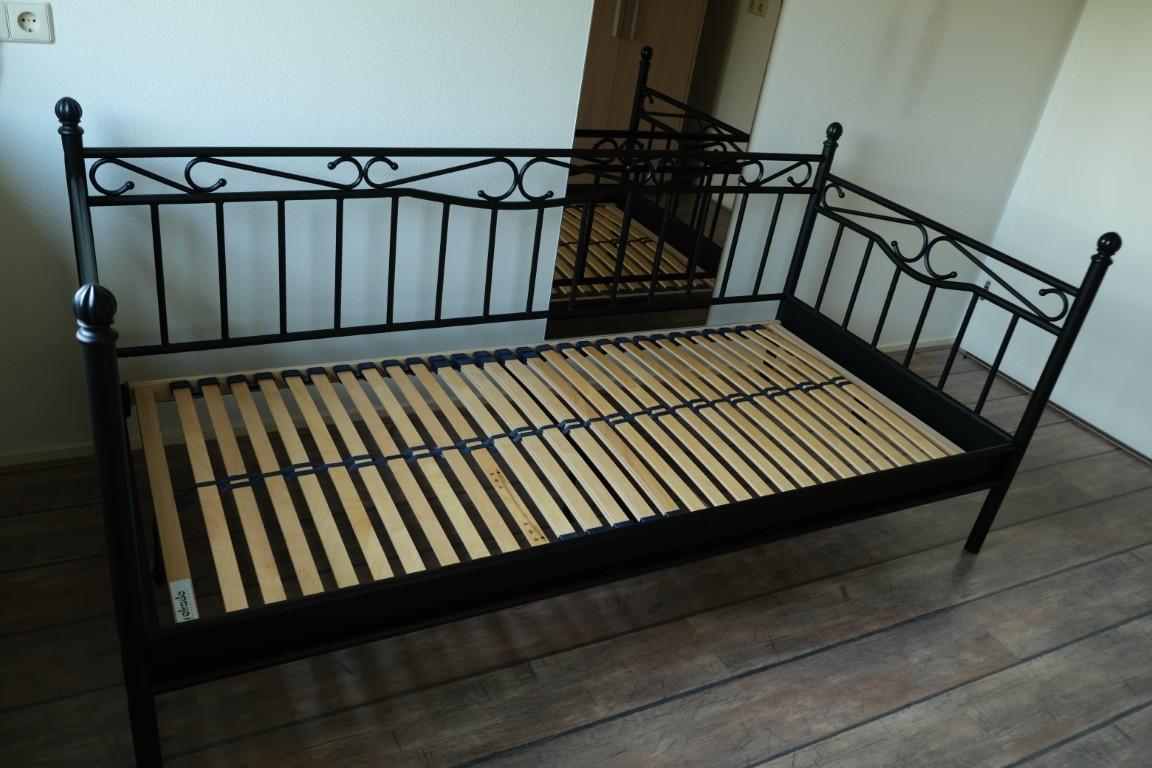 Bed 90 x 200 , metaal zwart gepoedercoat . excl. matras