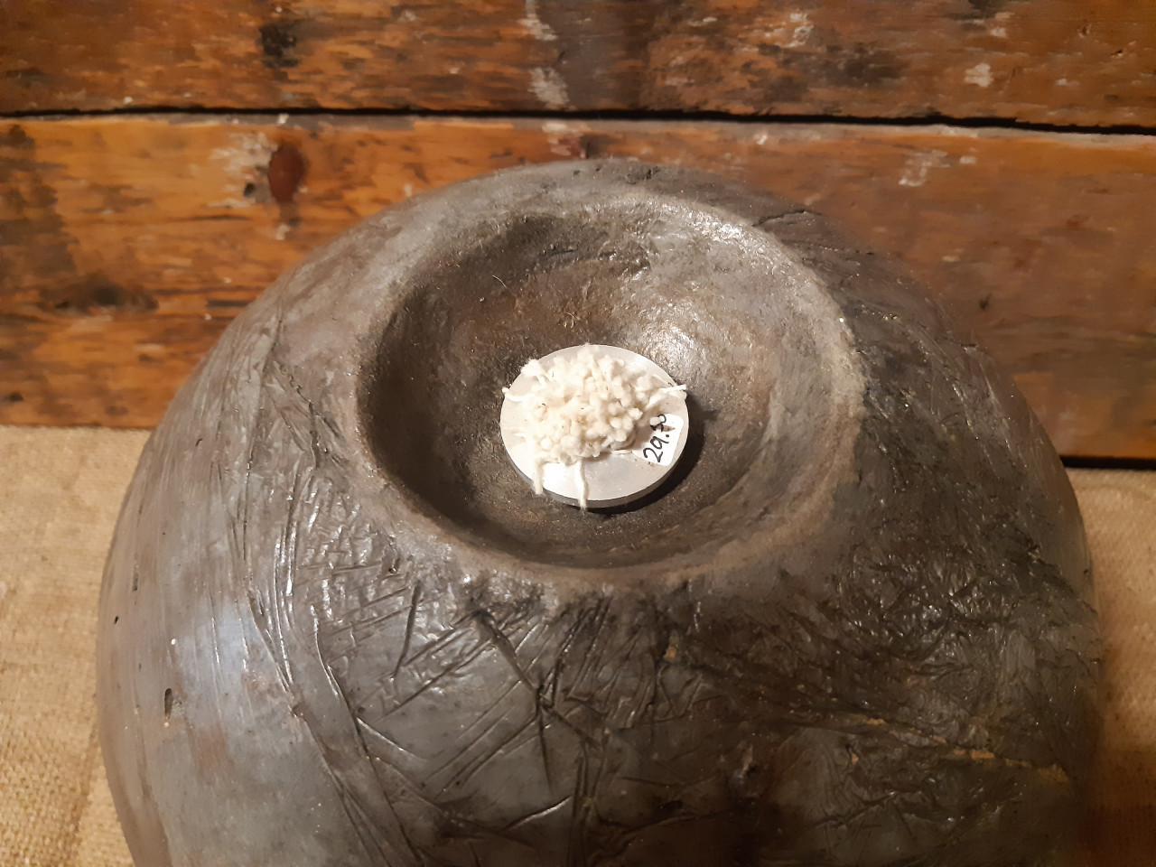 Betonnen olielamp of vaas en diverse kaarshouders