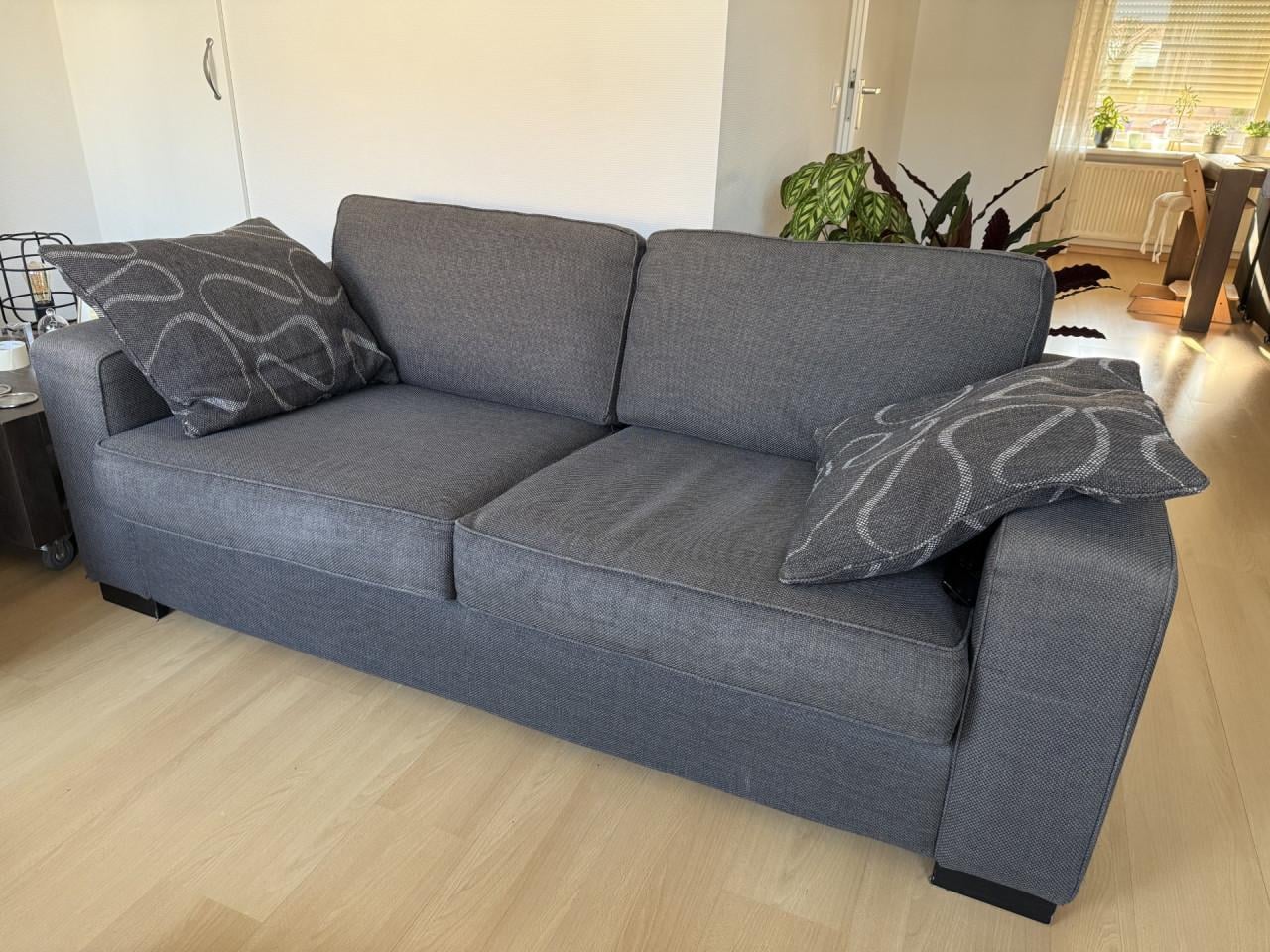 Nette 2.5 zits Bank, 2x Fauteuils en hocker te koop