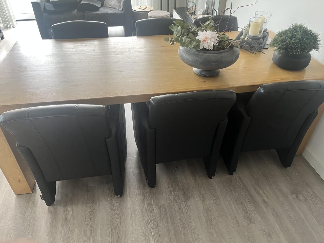 Eettafel licht massief eiken met 6 leren armstoelen