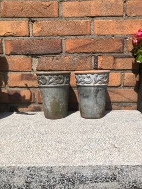 2 bloempotten.