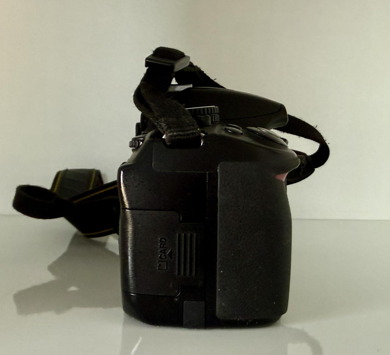 De Nikon D3100 body met Jupio batterijgrip