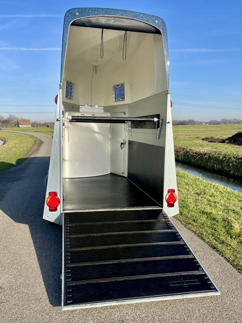 Als nieuwe volledig aluminium 1,5 paards Humbaur met zadelkamer
