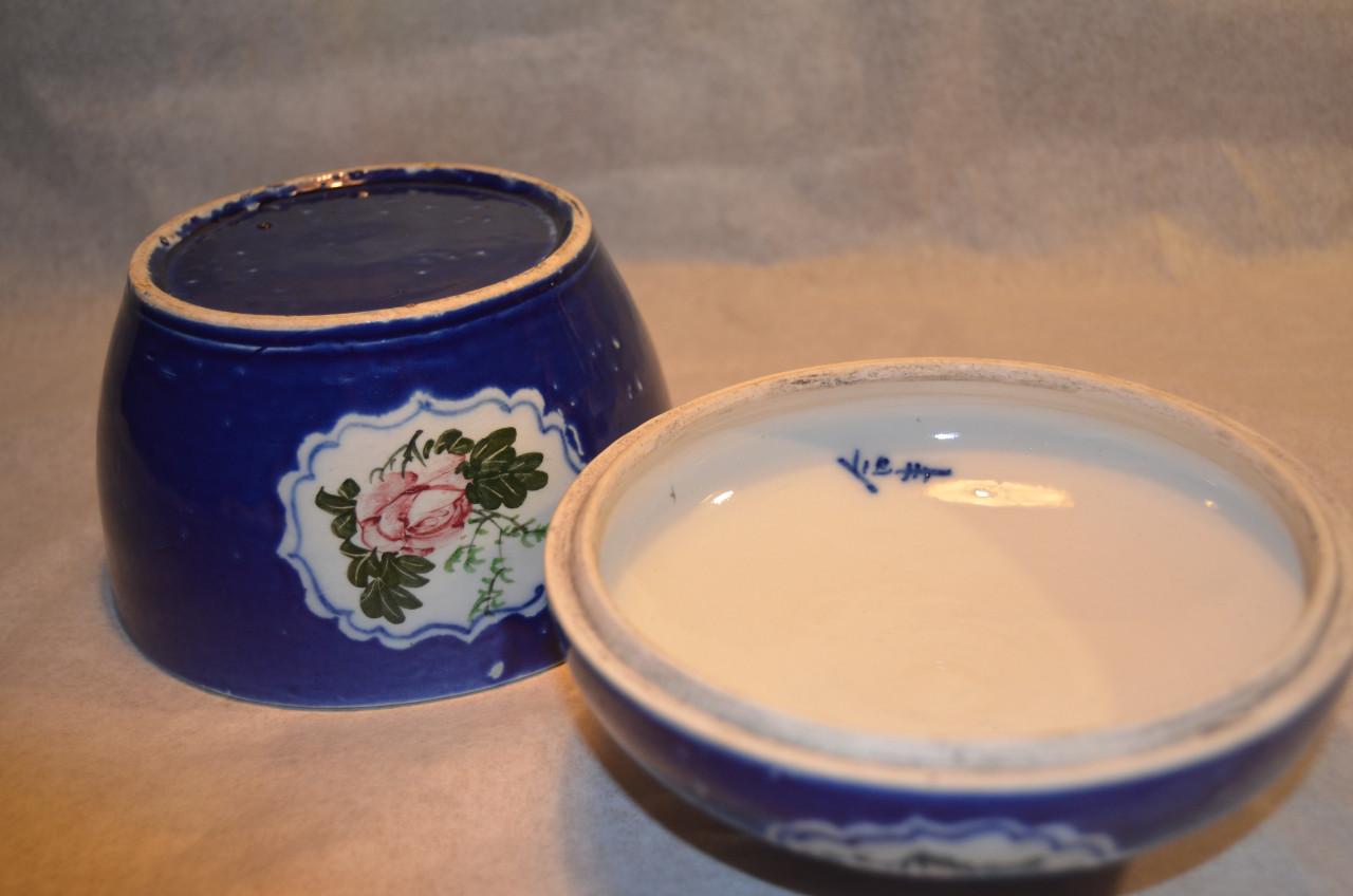 Twee polychrome porseleinen dekselpotten China 20e eeuw.