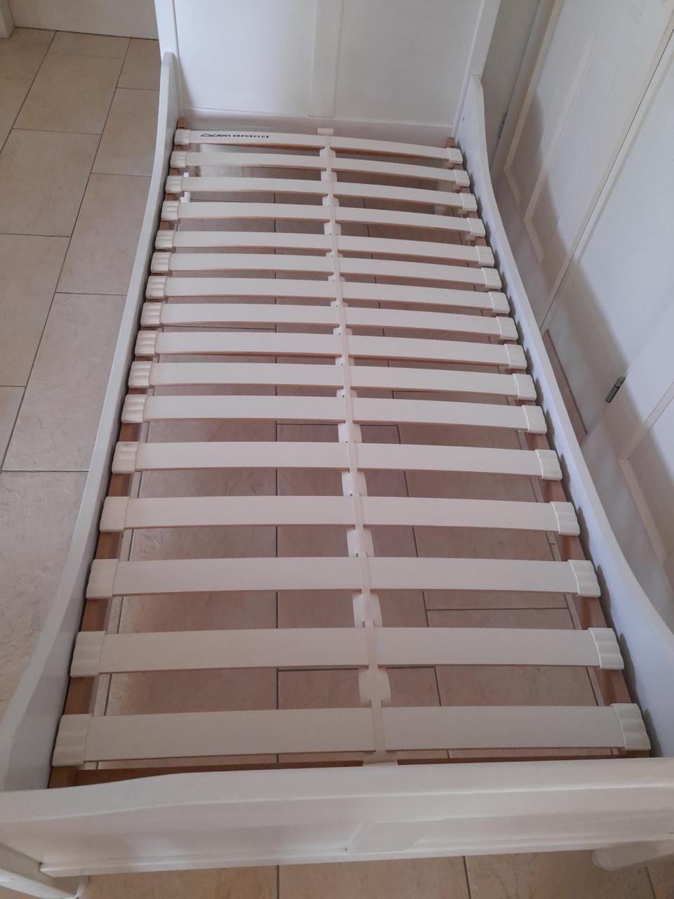 1 Persoons massief houten bed  90 x 200 (in goede  staat)