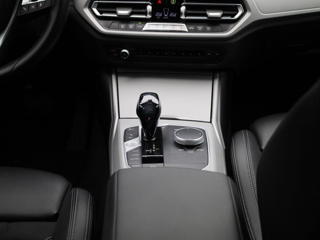 BMW 3-serie 330e | automaat | navigatie | half-leer | adaptive cruise contr