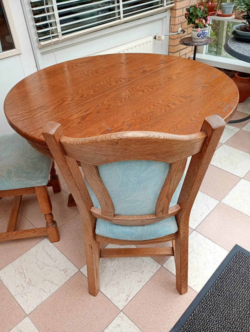 Eiken tafel met 4 stoelen. (gratis afhalen)