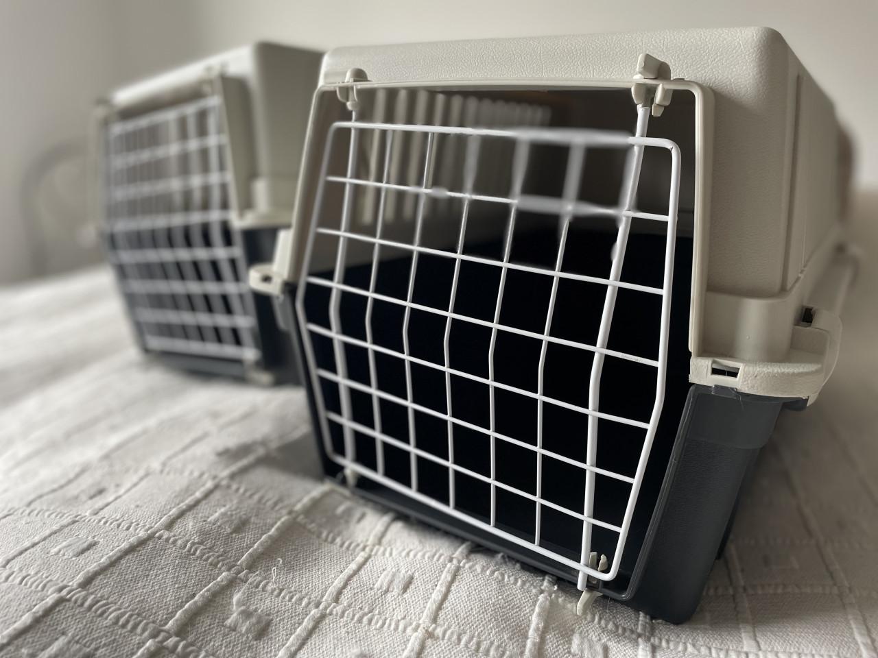 2x Splinternieuwe FERPLAST Degelijke en Ruime Reisbench!!