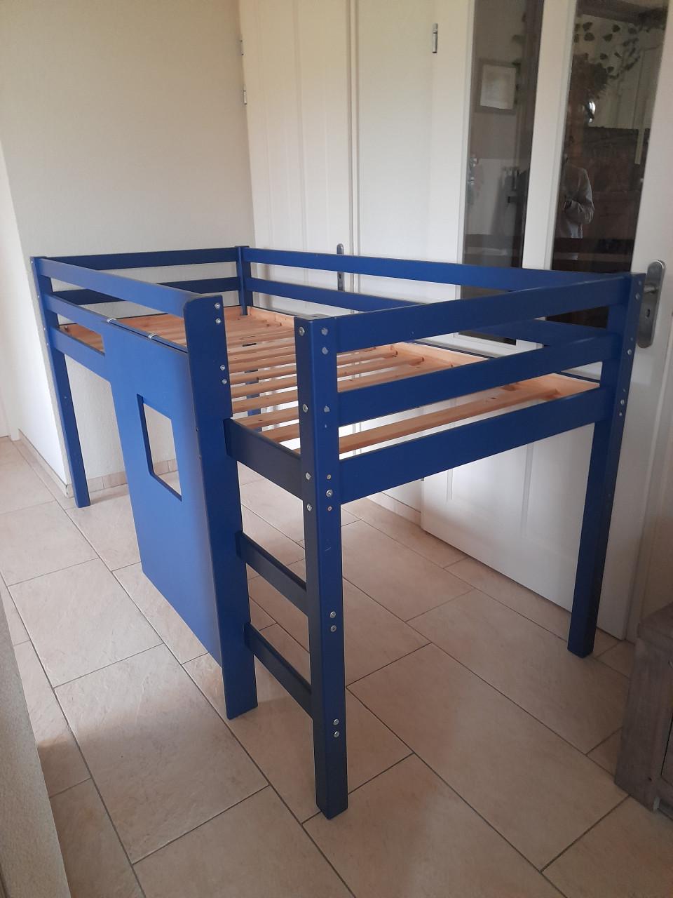 Half hoog slaper 90 x 200  ( in goede staat )  hangdeur is verplaatsbaar!