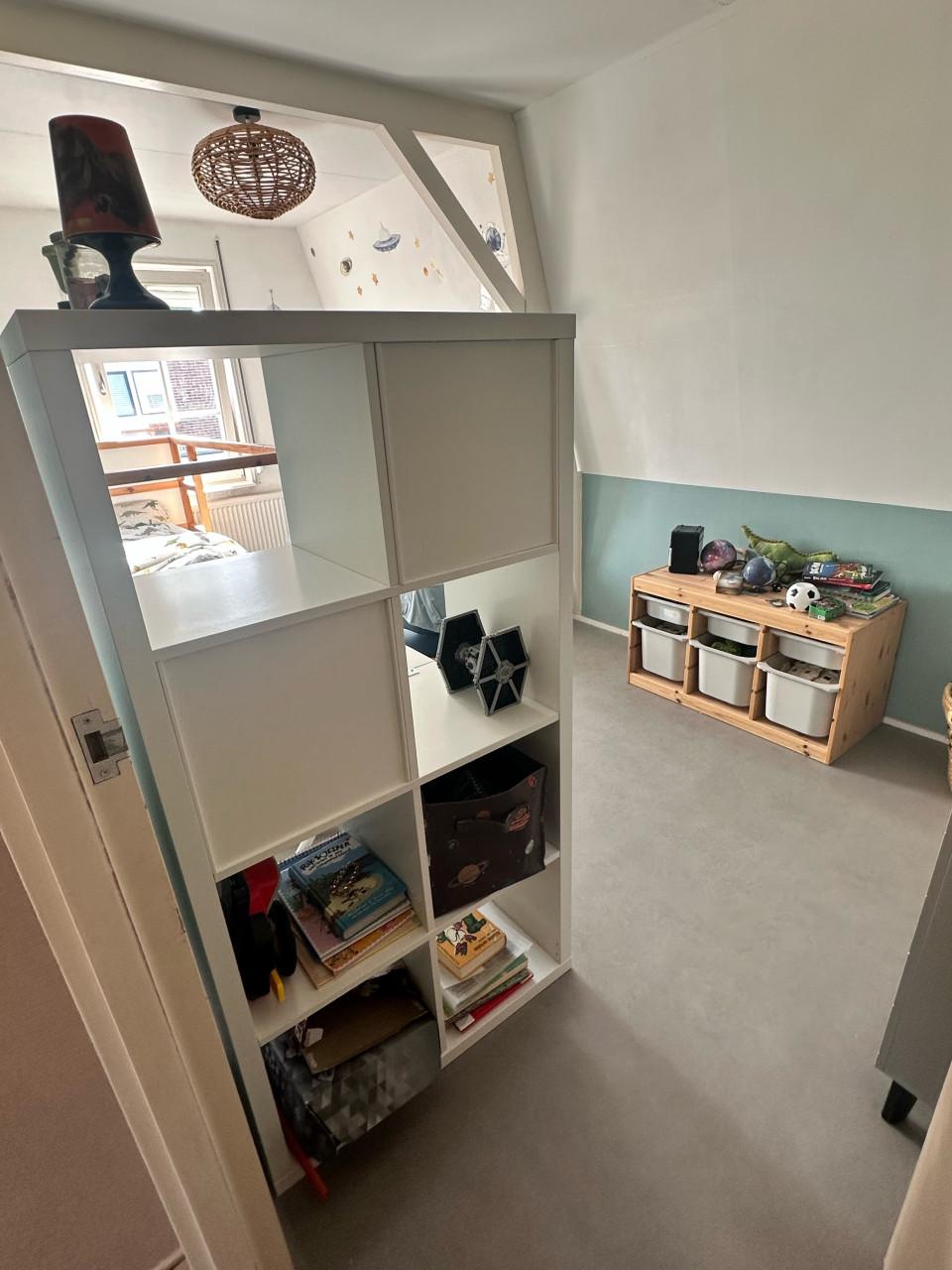 Bureau met ladenkast en bureaustoel, kinderkamer