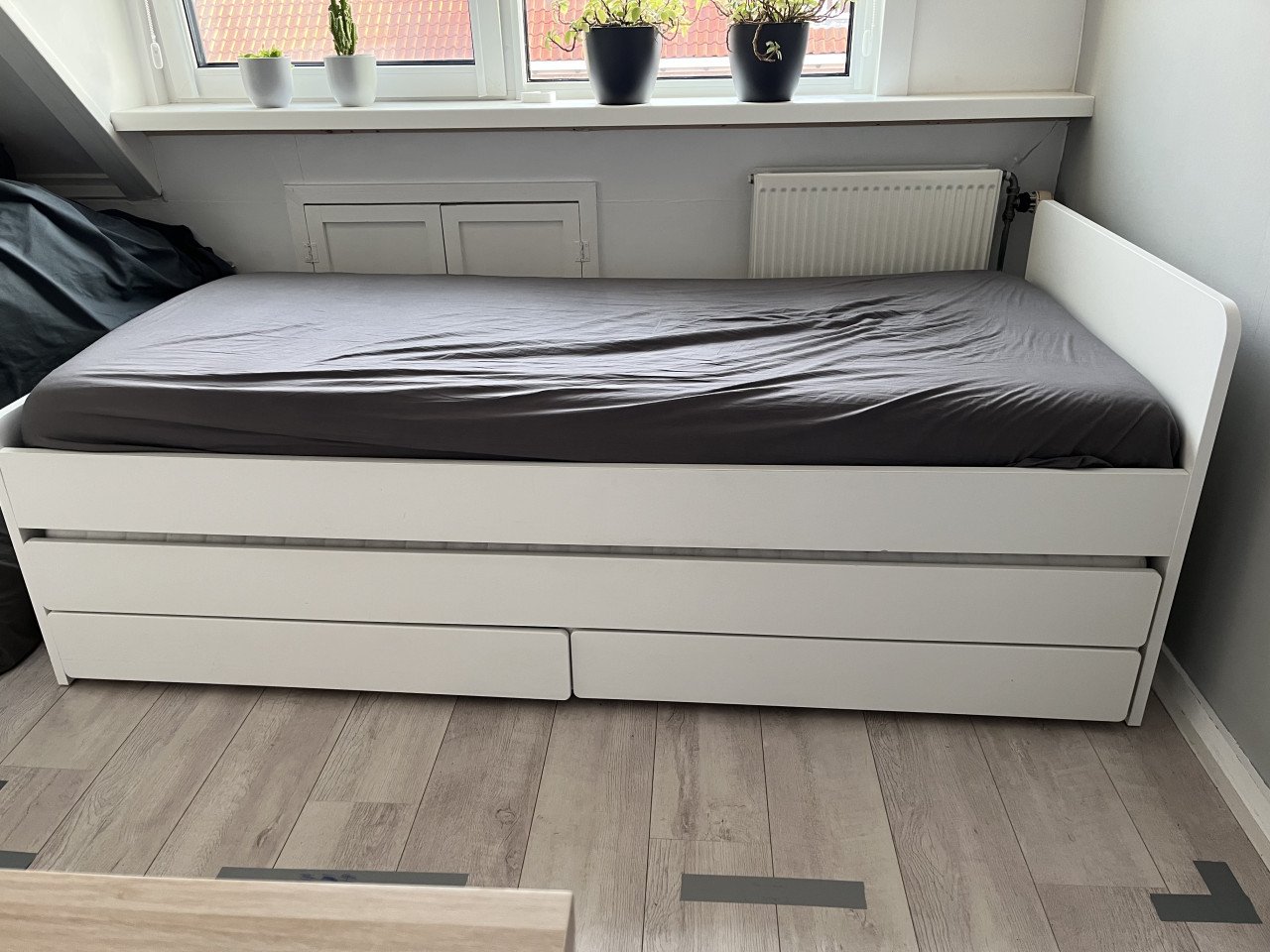 Bedframe 90x200cm met onderbed en opbergruimte wit.