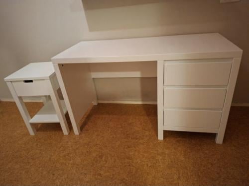 Wit bureau met 3 lades en nachtkastje met 1 lade