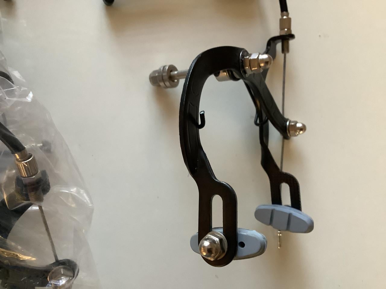 **** partij knijpremsetjes voor 12 inch fietsjes. ****.   (partij 50)