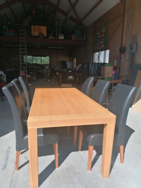 Tafel met 6 stoelen