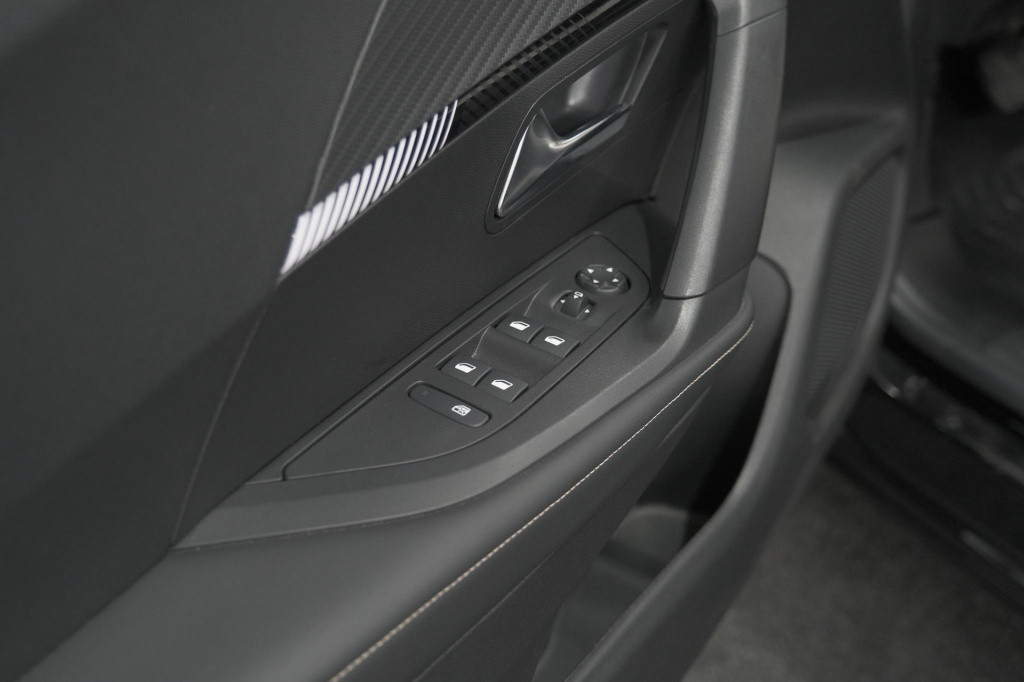 Peugeot 2008 puretech 130 eat8 allure | 360 camera | adaptieve cruise contr