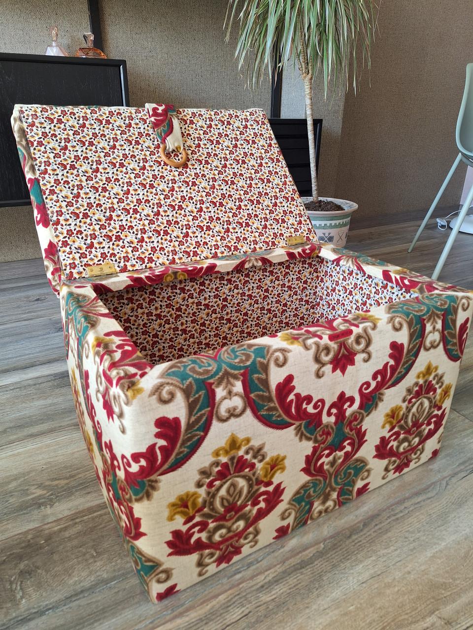 Kist. Bekleed.  Retro item