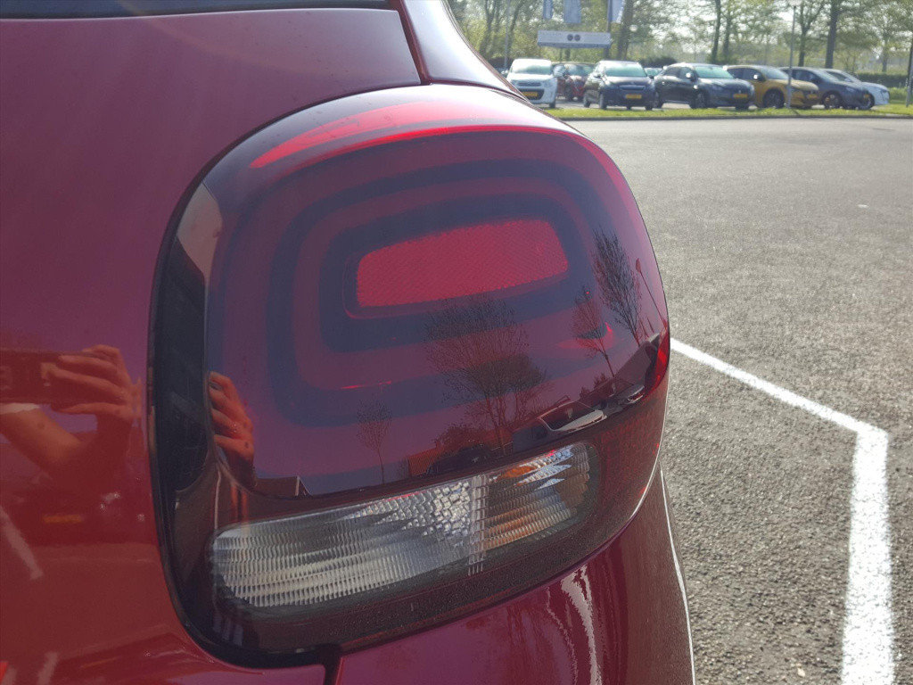 Citroen C3 1.2 puretech 83pk s&s plus navigatie | cruise & climate control 